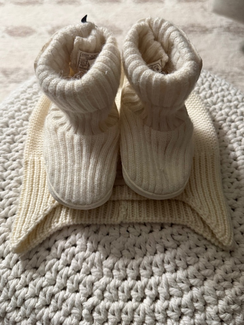 NWT Infant UGG Baby Beanie and Boots - Picture 3 of 3